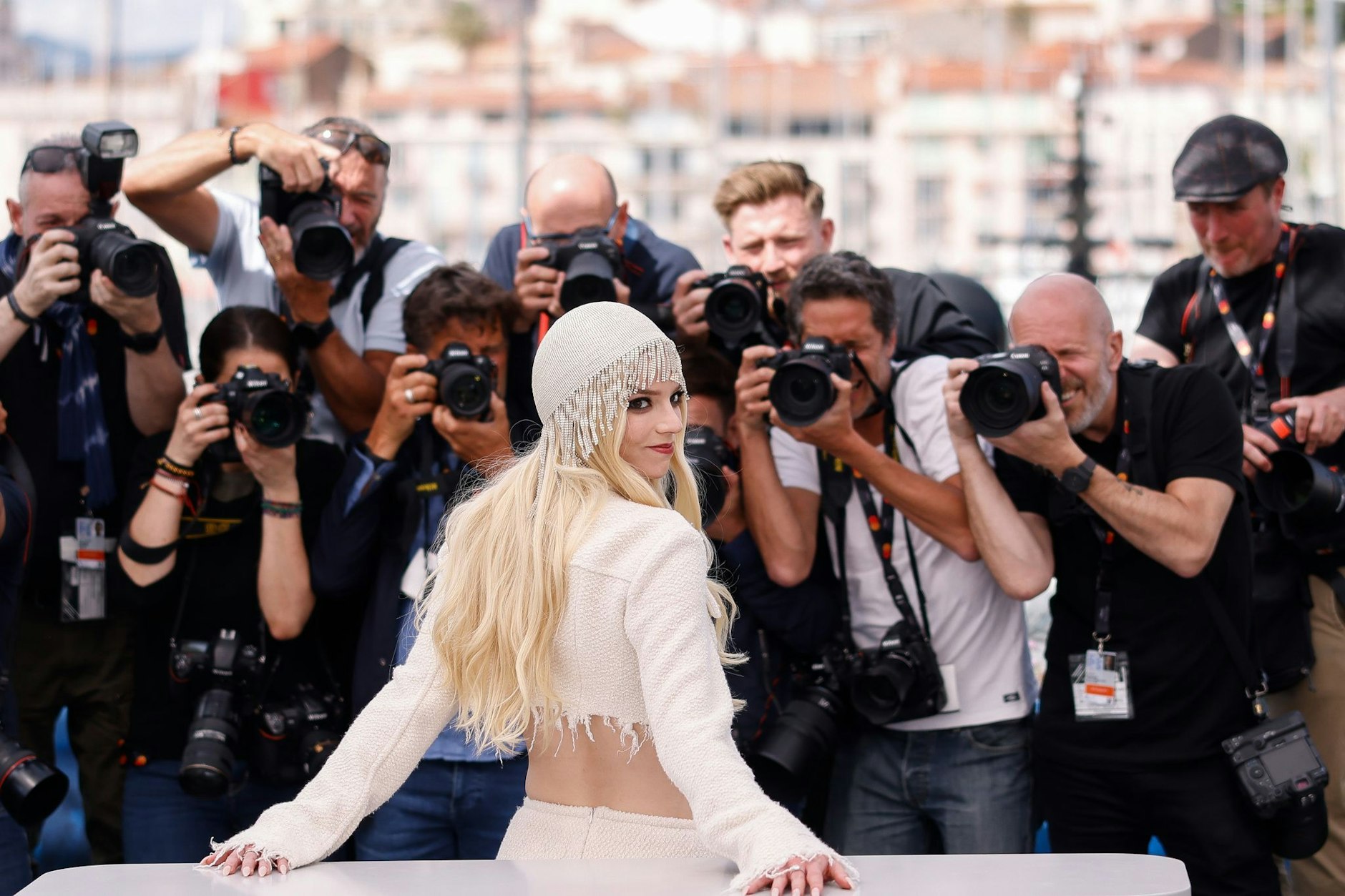 Anya Taylor-Joy wurde mit «Das Damengambit» berühmt, nur wenig später steht sie schon auf dem roten Teppich der Filmfestspiele in Cannes. Auch dank der Strass-besetzten Kopfbedeckung mit langen Glitzer-Fransen war sie ein echter Hingucker.  