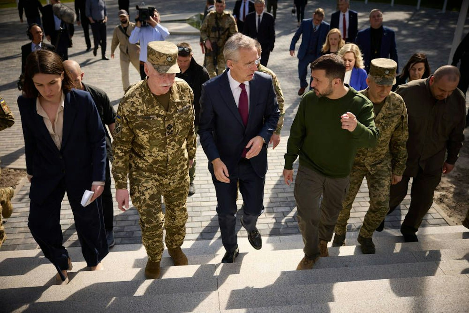 El secretario general de la OTAN, Jens Stoltenberg, con el presidente ucraniano, Volodymyr Zelensky: ¿La OTAN envía ahora tropas?