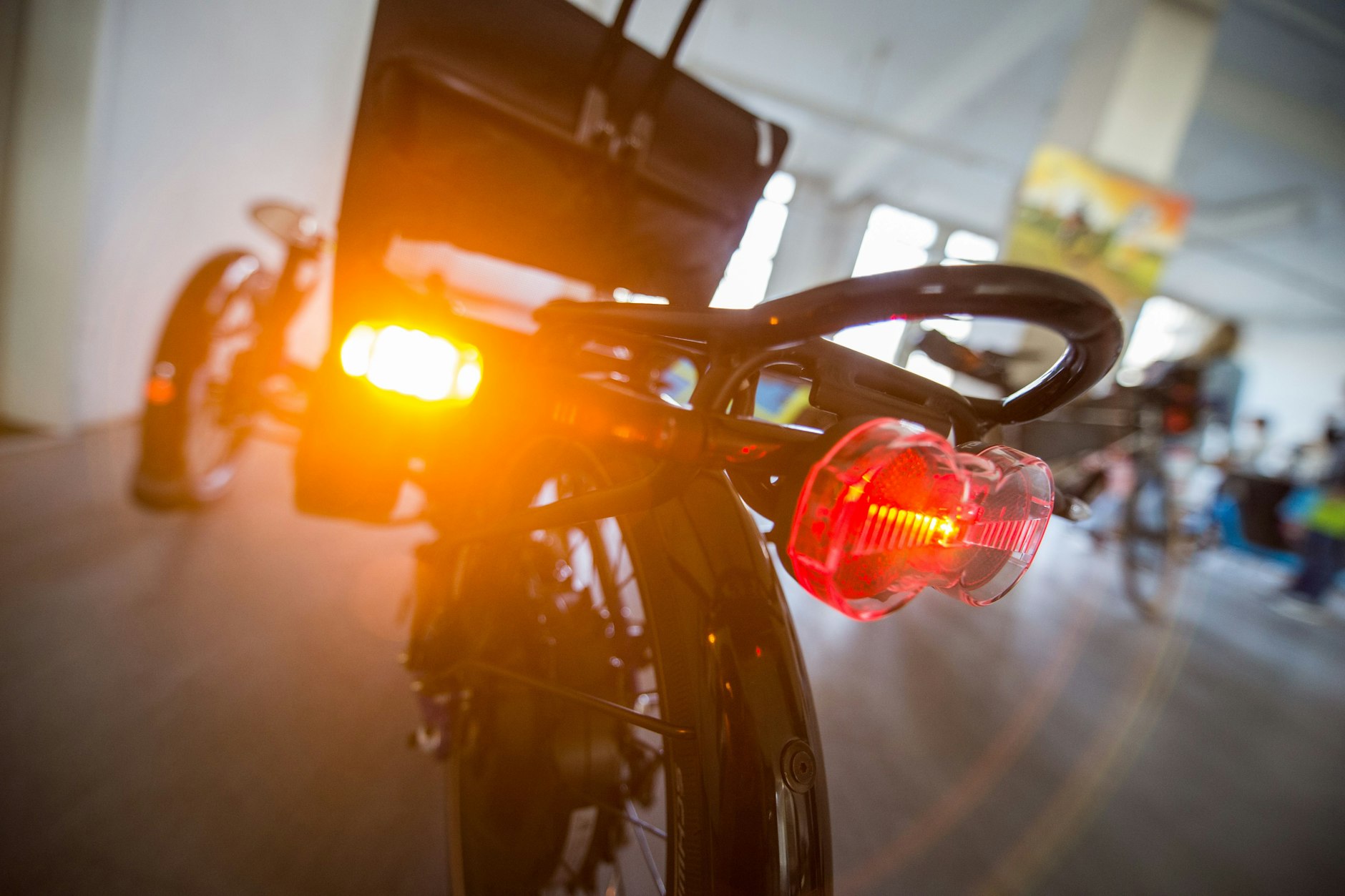 Zukünftig erlaubt: Ein Fahrradblinker blinkt an einem Liegerad.