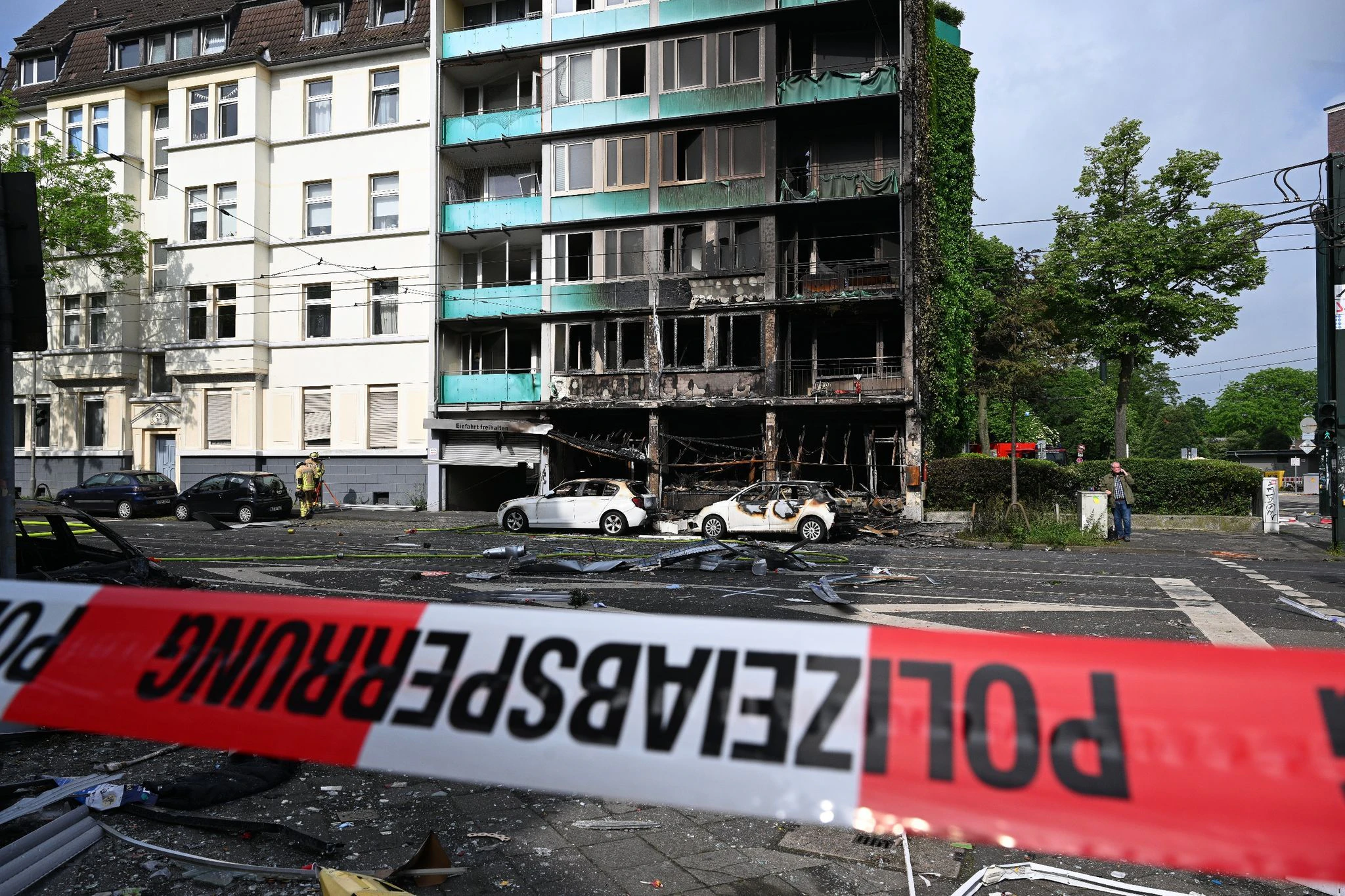 dpatopbilder - Die Unglücksstelle ist mit Trümmern übersät.  