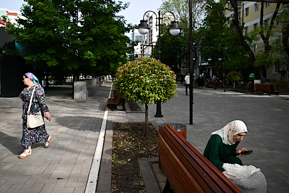 Frauen auf den Straßen Grosnys, der Hauptstadt Tschetscheniens.