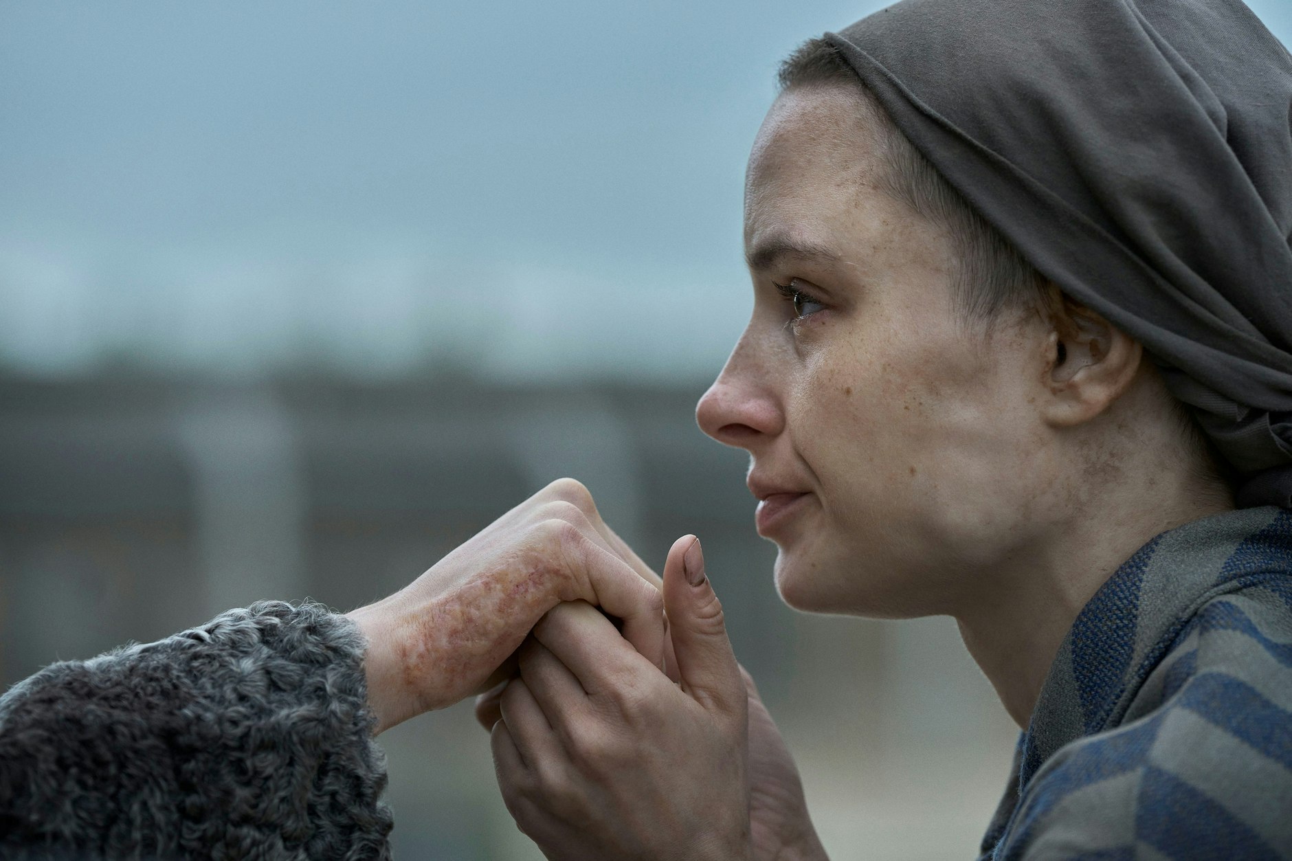 Verzweifelte Intimitäten: Anna Próchniak als Gita in „The Tattooist of Auschwitz“