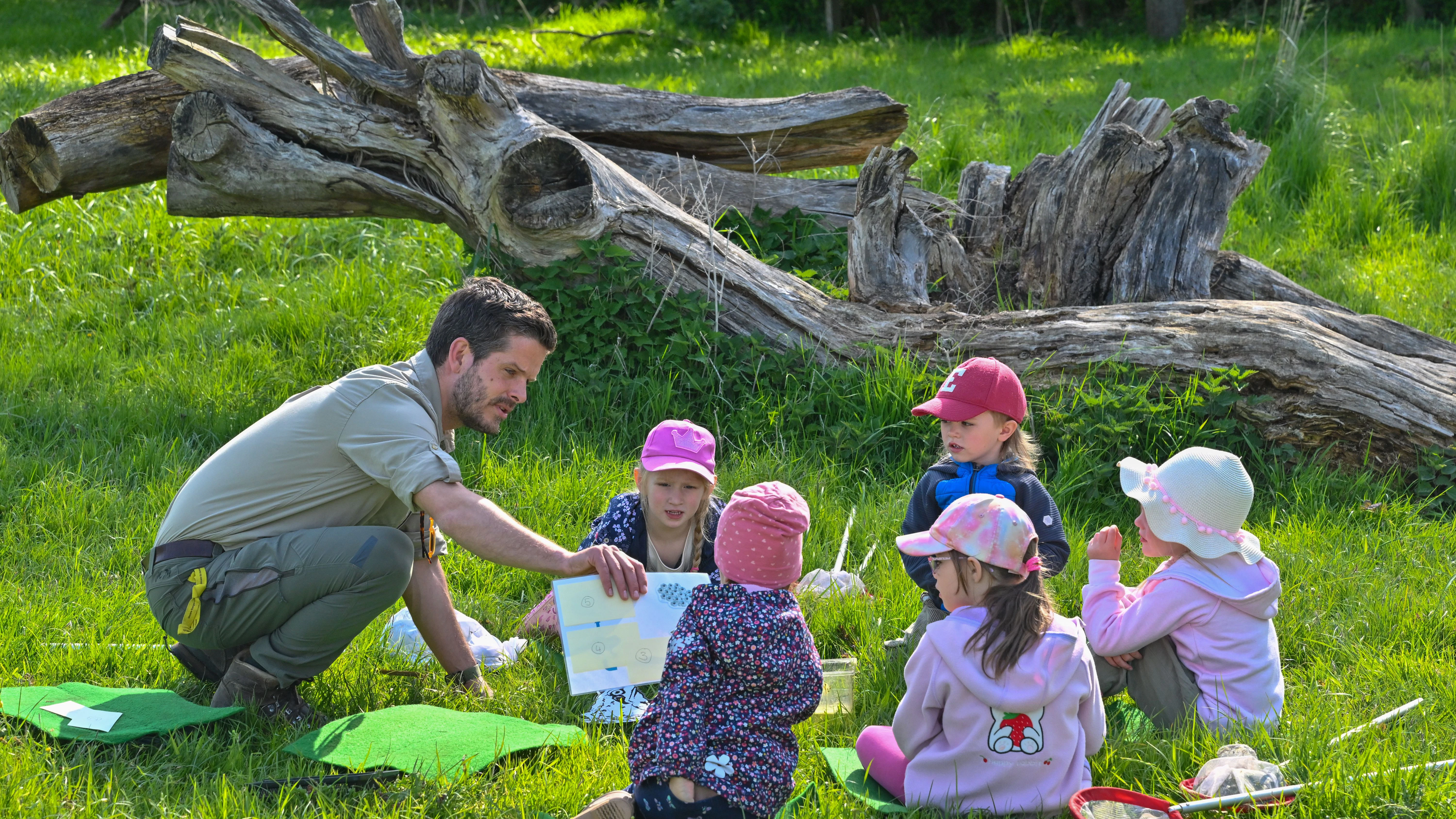 Ringsherum quakt es: Andreas Hein, Ranger der Naturwacht Brandenburg, mit den „Kleinen Wildhütern“.