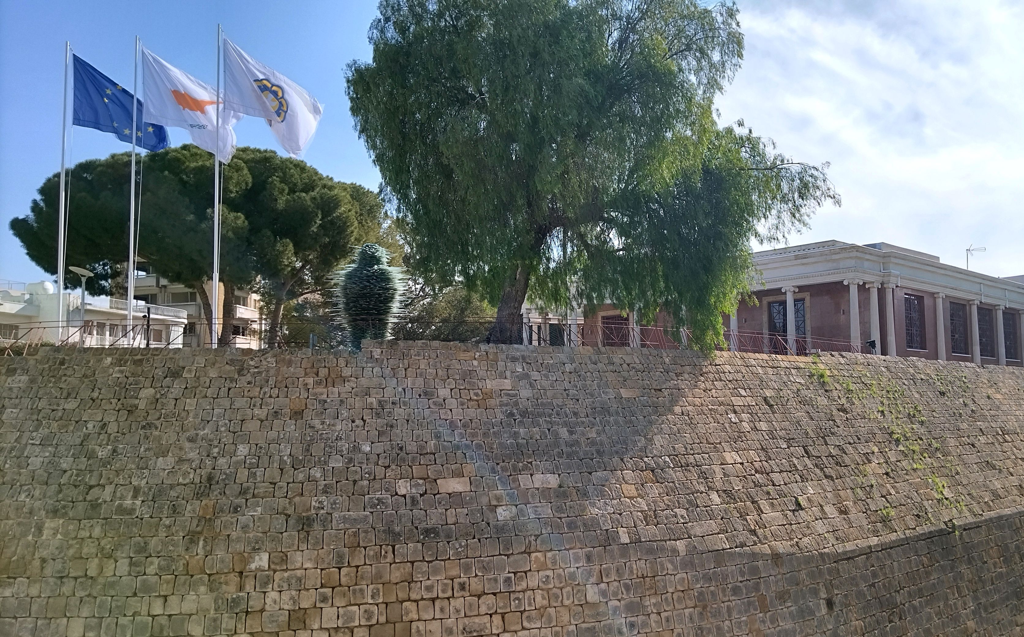 Bombendrohungen auf Zypern: Fast alle Schulen evakuiert