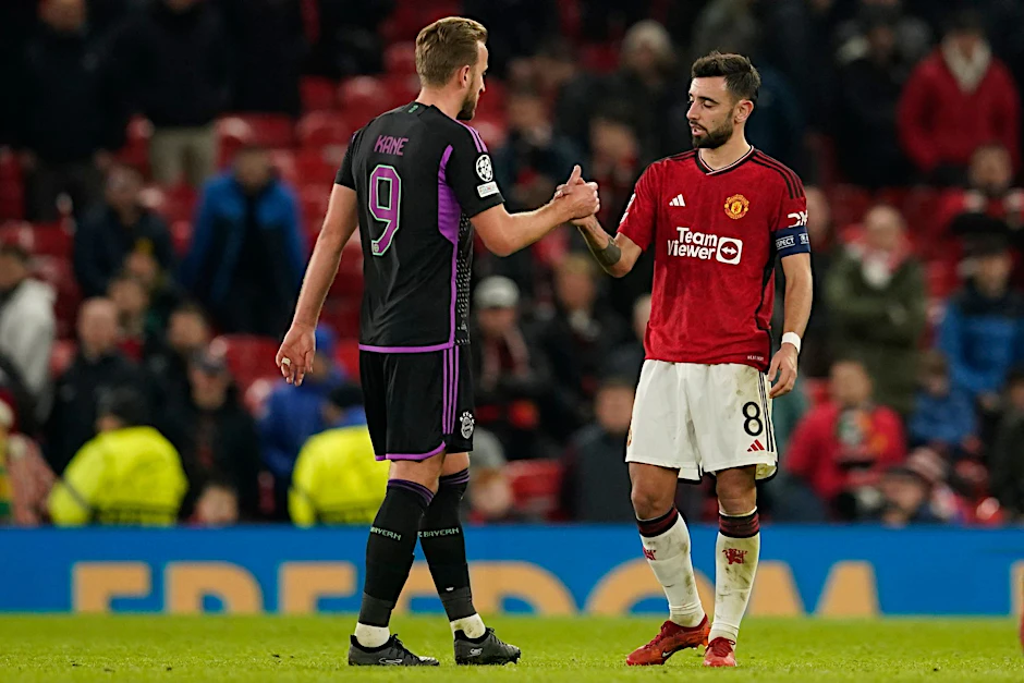 ARCHIV - Uniteds Bruno Fernandes (r) und Bayerns Harry Kane geben sich nach einem Spiel die Hand.  