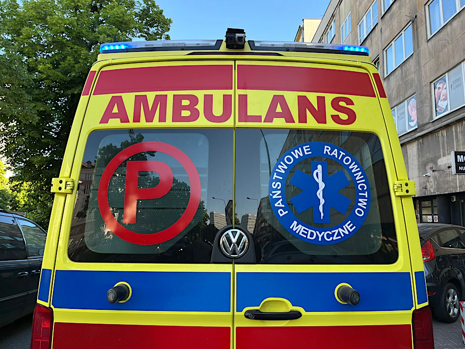 Ein polnischer Krankenwagen steht auf einer Straße.