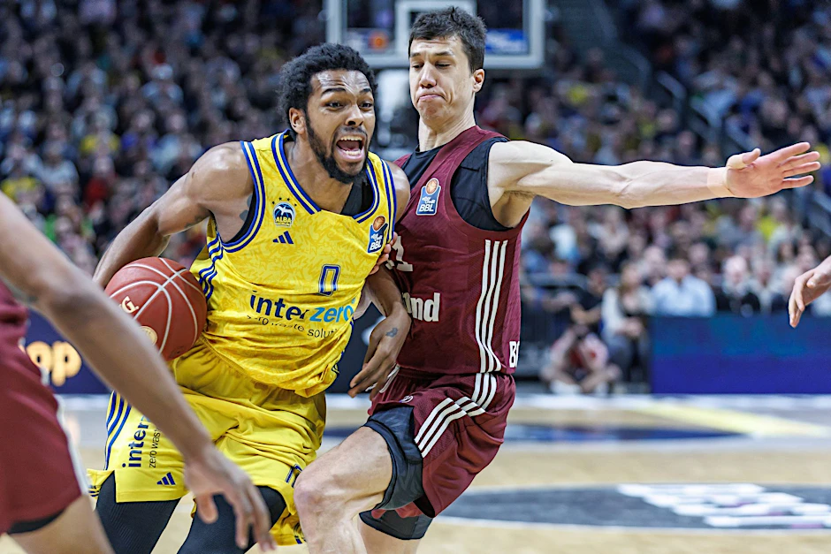 Albas Topscorer beim Sieg gegen die Bayern: Sterling Brown (l).  