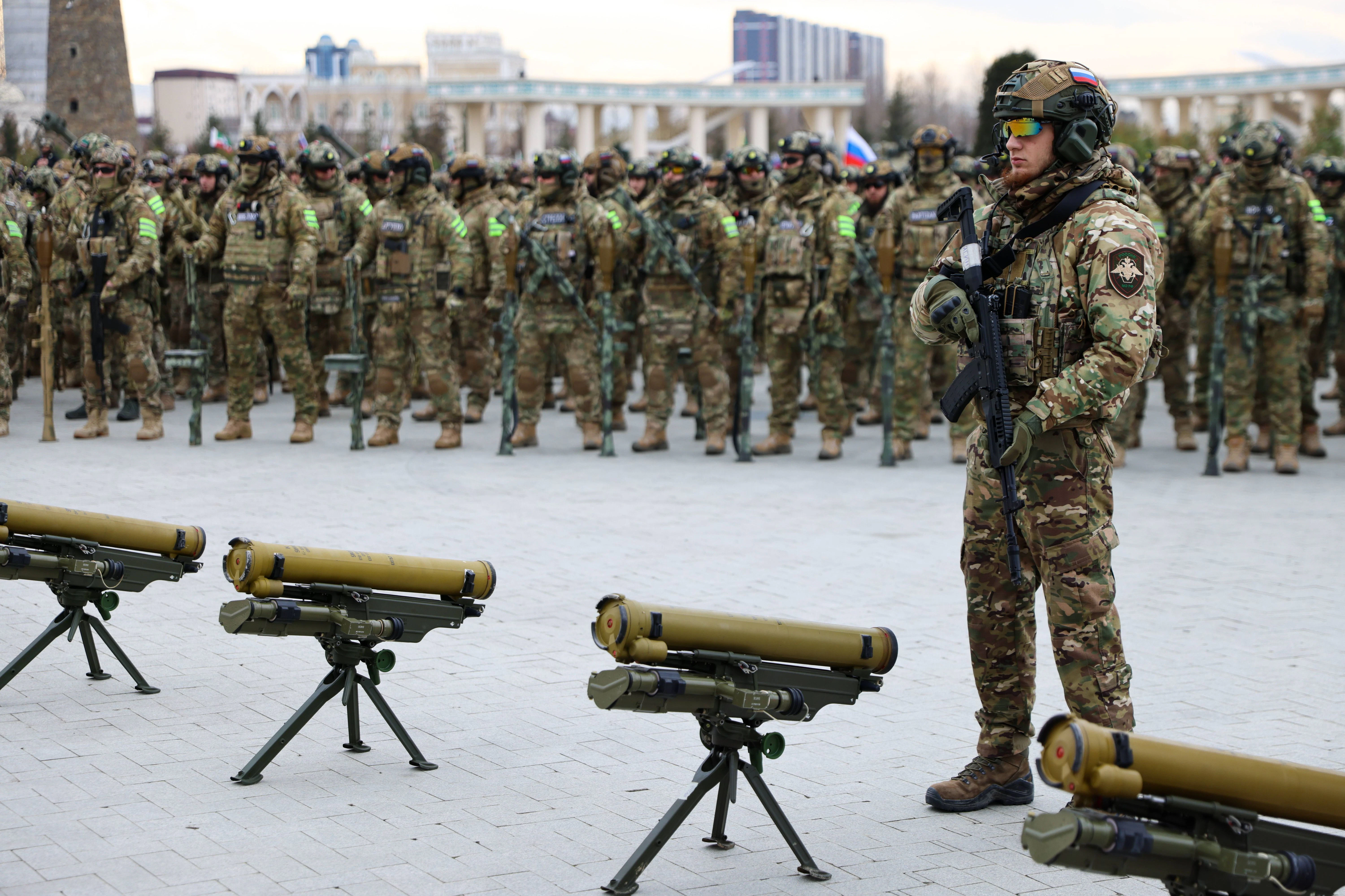 Inspektion des Militärs vor der Residenz Ramzan Kadyrows.