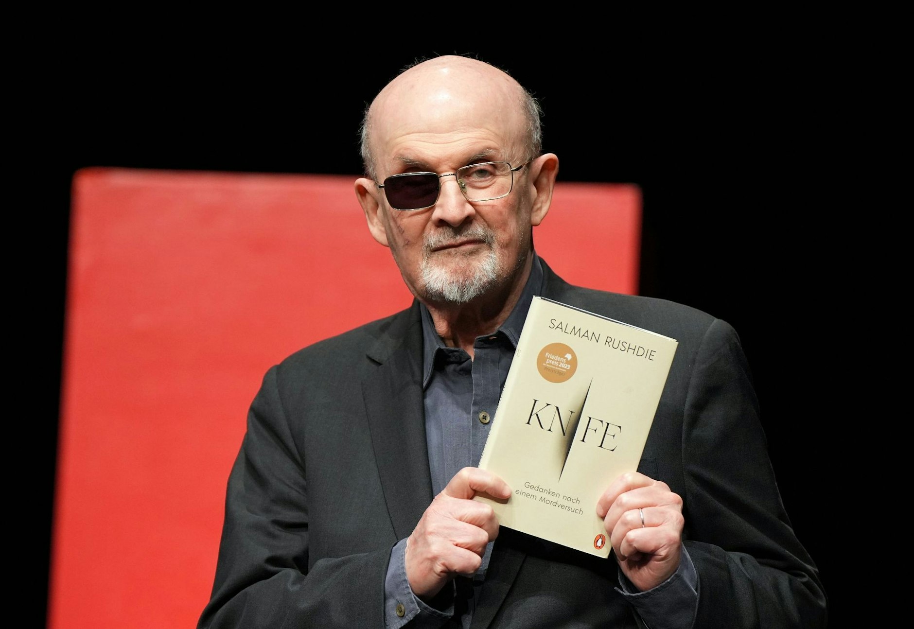 Schriftsteller Salman Rushdie mit seinem neuen Buch «Knife. Gedanken nach einem Mordversuch».  