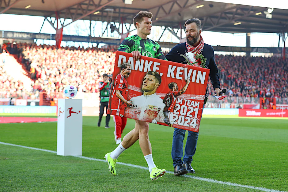 Kevin Behrens wird beim Gastspiel der Wolfsburger in der Alten Försterei von Christian Arbeit als Union-Spieler verabschiedet.