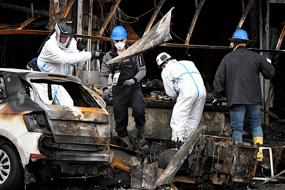 Mitarbeiter der Kriminaltechnischen Untersuchung (KTU) im Einsatz.  