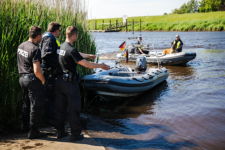 dpatopbilder - Einsatzkräfte der Polizei fahren bei der Suche nach dem vermissten Arian mit Spürhunden auf Schlauchbooten über die Oste.  