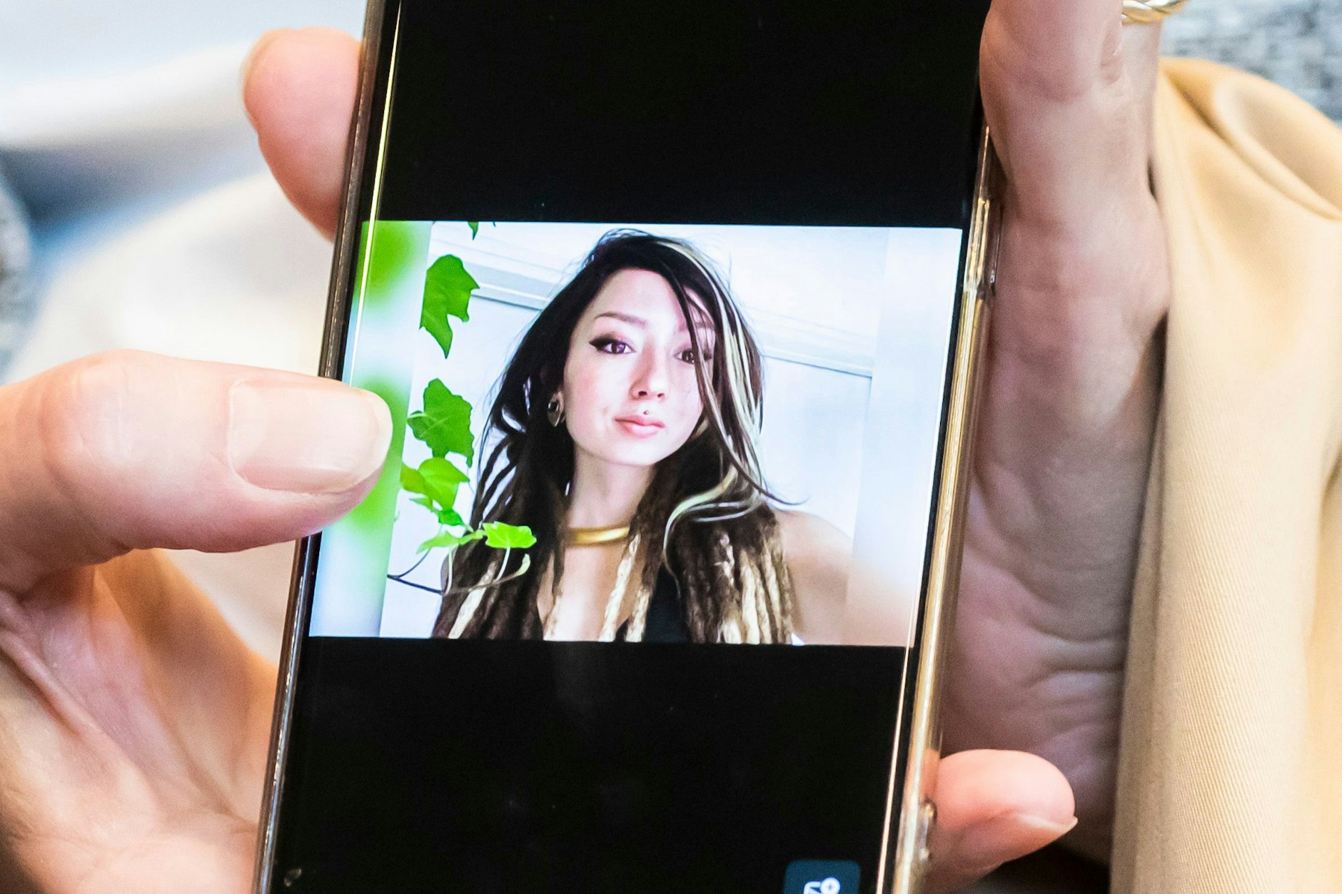 Ricarda Louk zeigt ein Foto ihrer durch die Hamas entführten und getöteten Tochter Shani Louk (23)