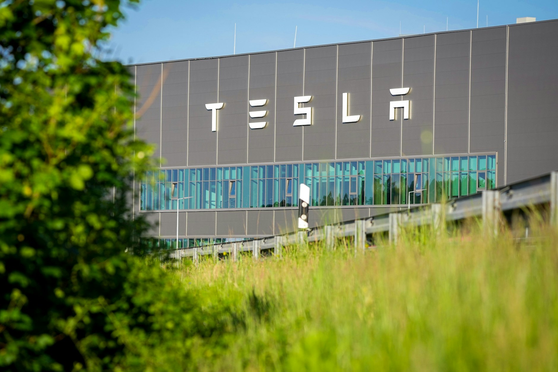 Die Tesla-Gigafactory. Gemeindevertreter von Grünheide hatten am Donnerstagabend einen Bebauungsplan beschlossen, der den Weg für eine Erweiterung des Tesla-Werkes freimacht. Der Autohersteller will sein Gelände um einen Güterbahnhof und Logistikflächen vergrößern.