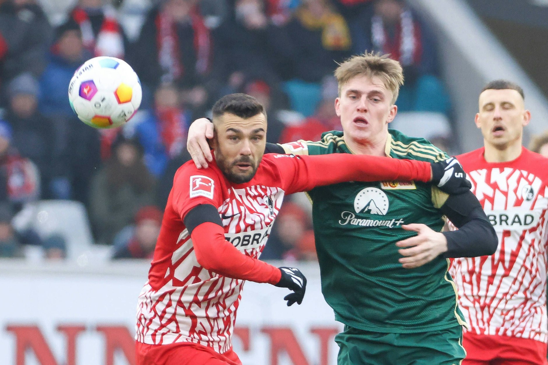 Eine Szene aus dem Hinspiel: Freiburgs Manuel Gulde und Unions Mikkel Kaufmann ärgern sich im Zweikampf.