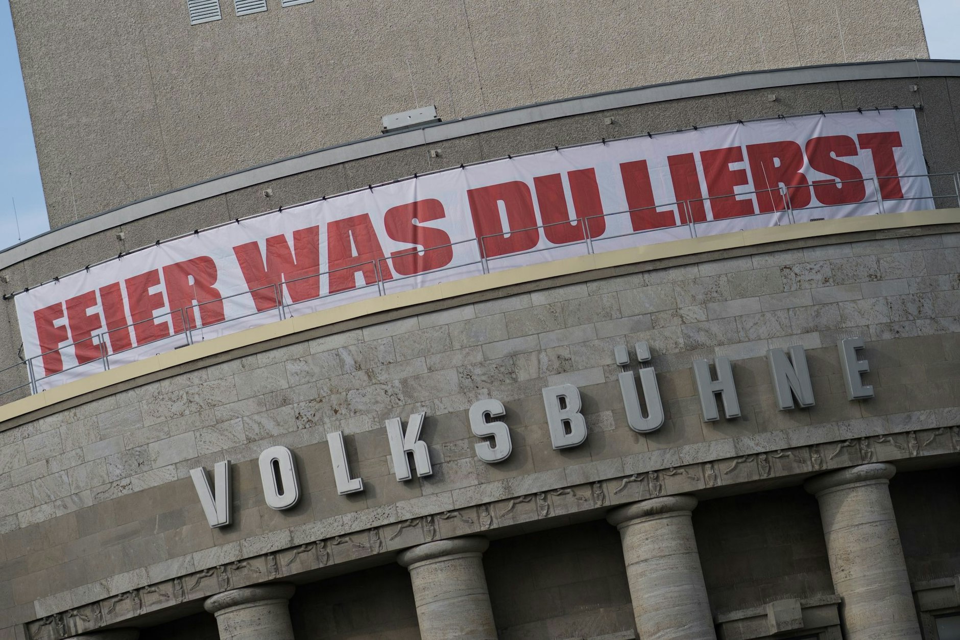 ARCHIV - «Feier was Du liebst» steht an der Volksbühne.
