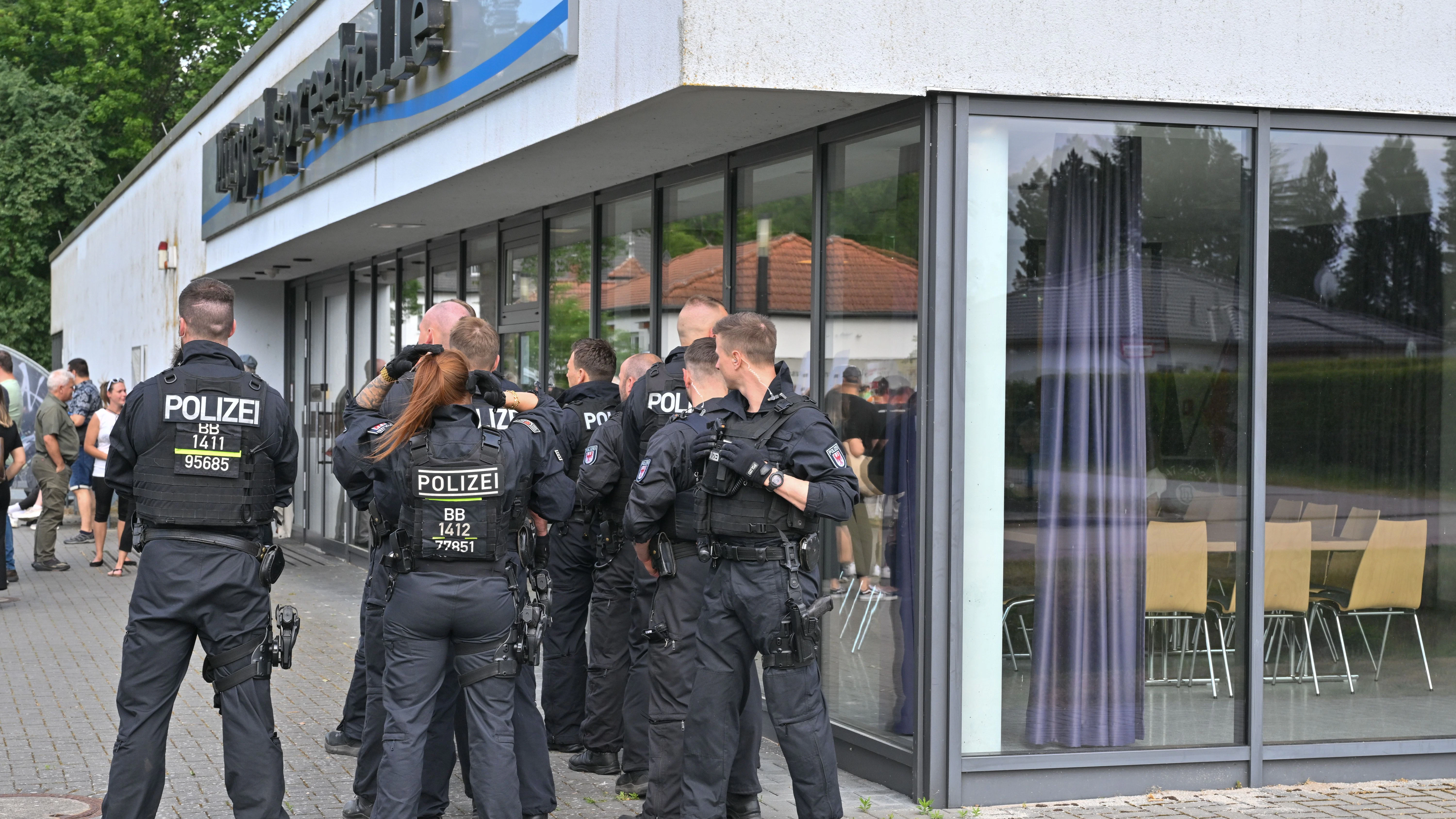 Polizeibeamte sichern die Müggelspreehalle in Hangelsberg, einem Ortsteil von Grünheide, wo die Gemeindevertreter über die Erweiterungspläne der Tesla-Fabrik in Grünheide abstimmten.