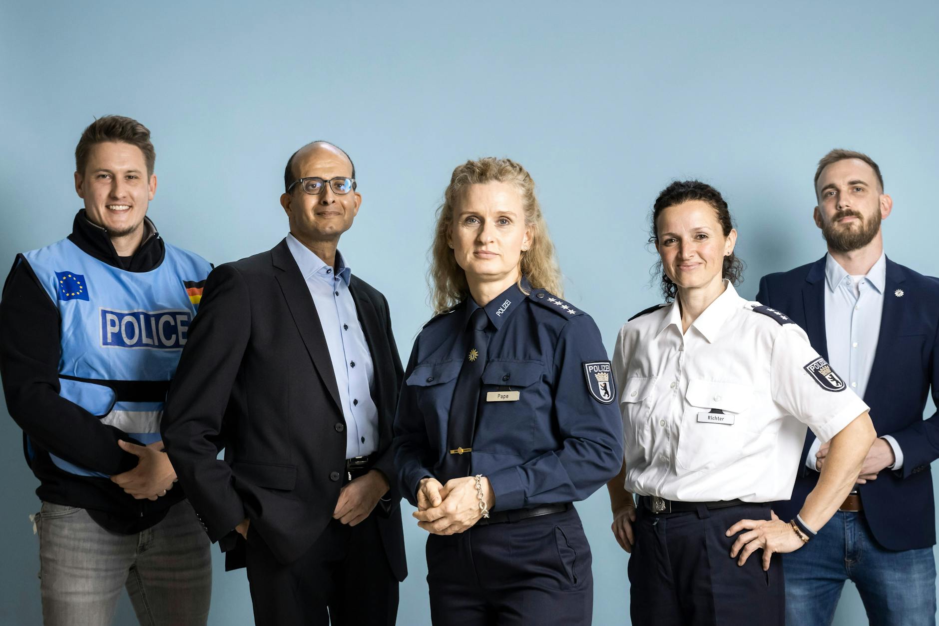 Front- und Backoffice arbeiten als Team (v.li.): Kriminalhauptkommissar „Pipo“; Regierungsdirektor Wael El-Gayar; die Polizeihauptkommissarinnen Katrin Pape und Christiane Richter sowie Polizeioberkommissar „Celvin“.