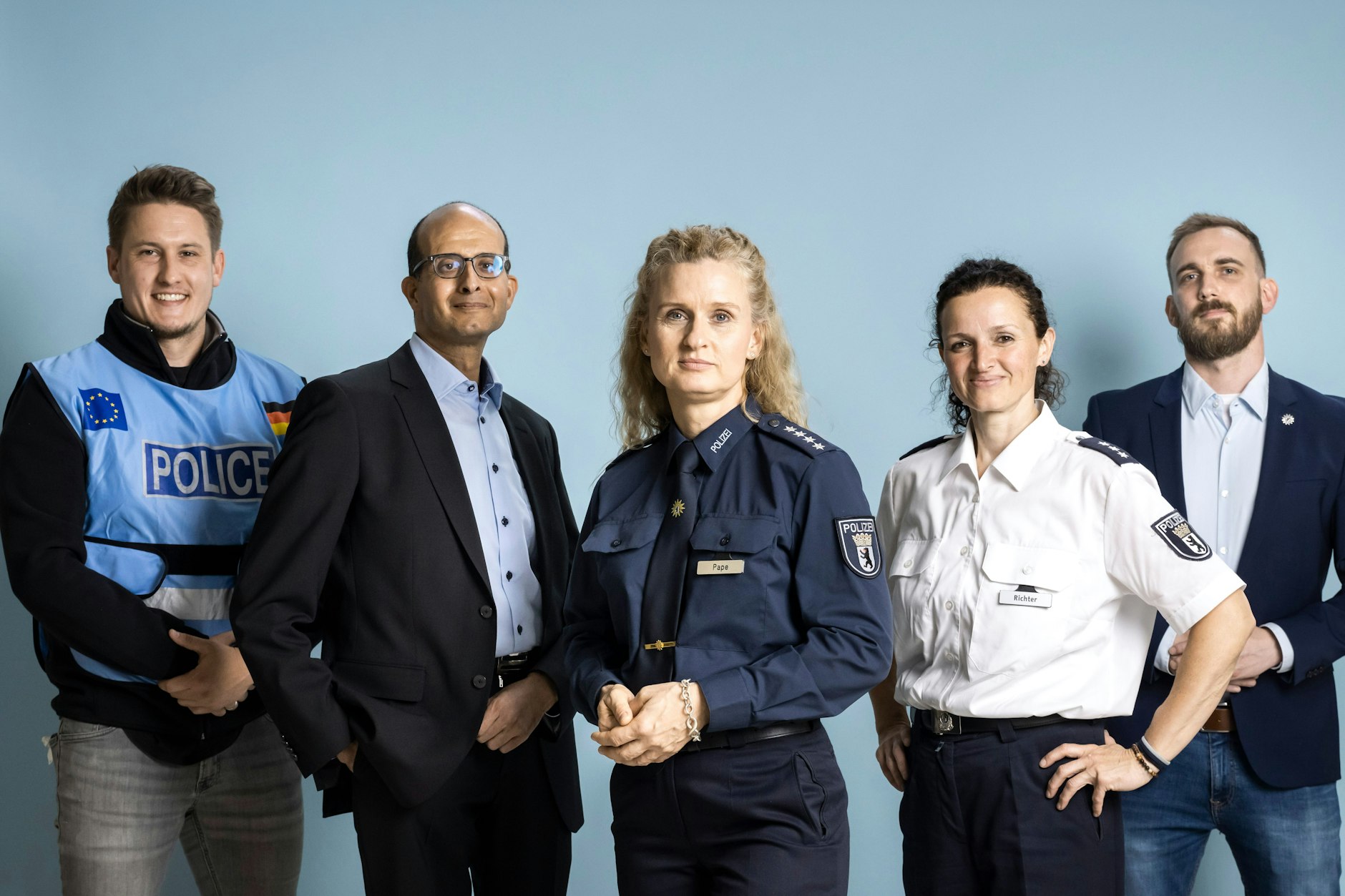 Front- und Backoffice arbeiten als Team (v.li.): Kriminalhauptkommissar „Pipo“; Regierungsdirektor Wael El-Gayar; die Polizeihauptkommissarinnen Katrin Pape und Christiane Richter sowie Polizeioberkommissar „Celvin“.