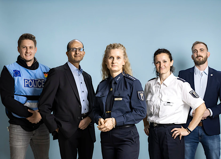 Front- und Backoffice arbeiten als Team (v.li.): Kriminalhauptkommissar „Pipo“; Regierungsdirektor Wael El-Gayar; die Polizeihauptkommissarinnen Katrin Pape und Christiane Richter sowie Polizeioberkommissar „Celvin“.