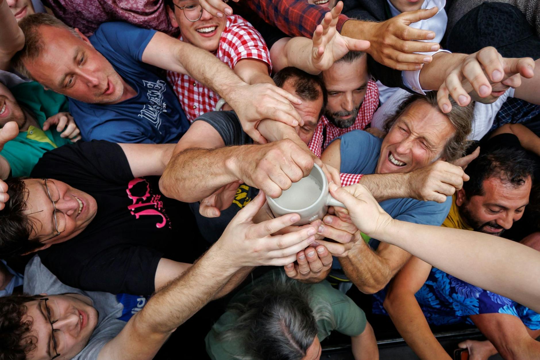 Besucher der Erlanger Bergkirchweih greifen während des traditionellen Fassbieranstich nach einer Maß Freibier. Die Bergkirchweih wurde heute mit dem Anstich offiziell eröffnet und dauert noch bis zum 27. Mai.