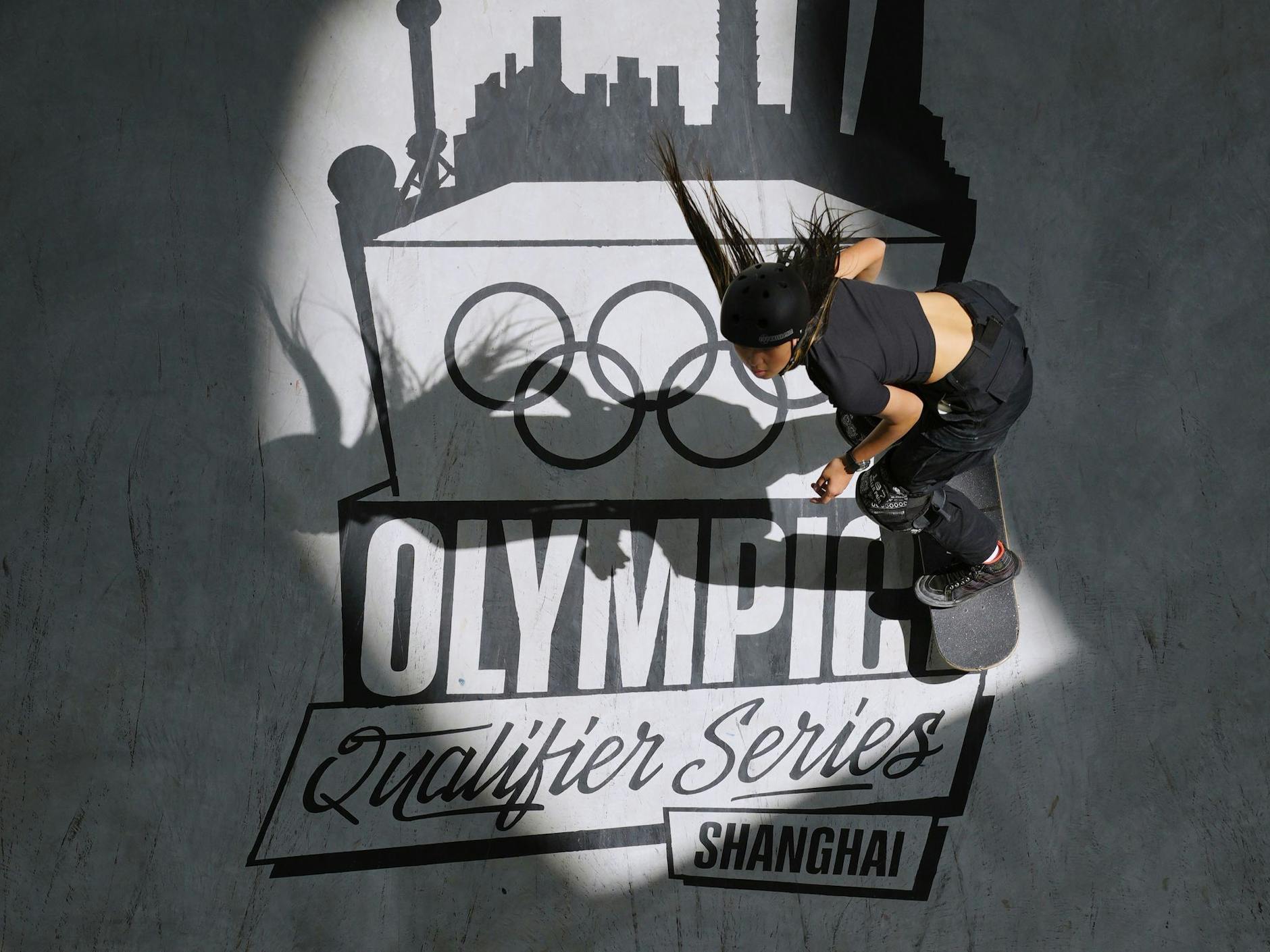 Die Japanerin Kokona Hiraki zeigt ihr Können auf dem Skateboard bei der Olympa-Qualifikationsserie in Shanghai.