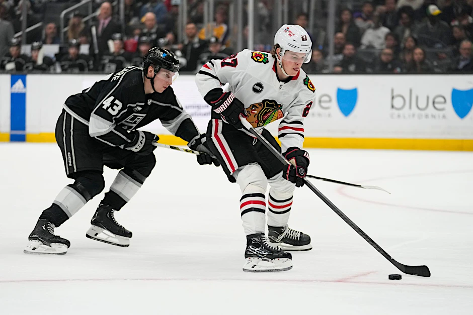 ARCHIV - Lukas Reichel (r) bleibt bei den Chicago Blackhawks.  