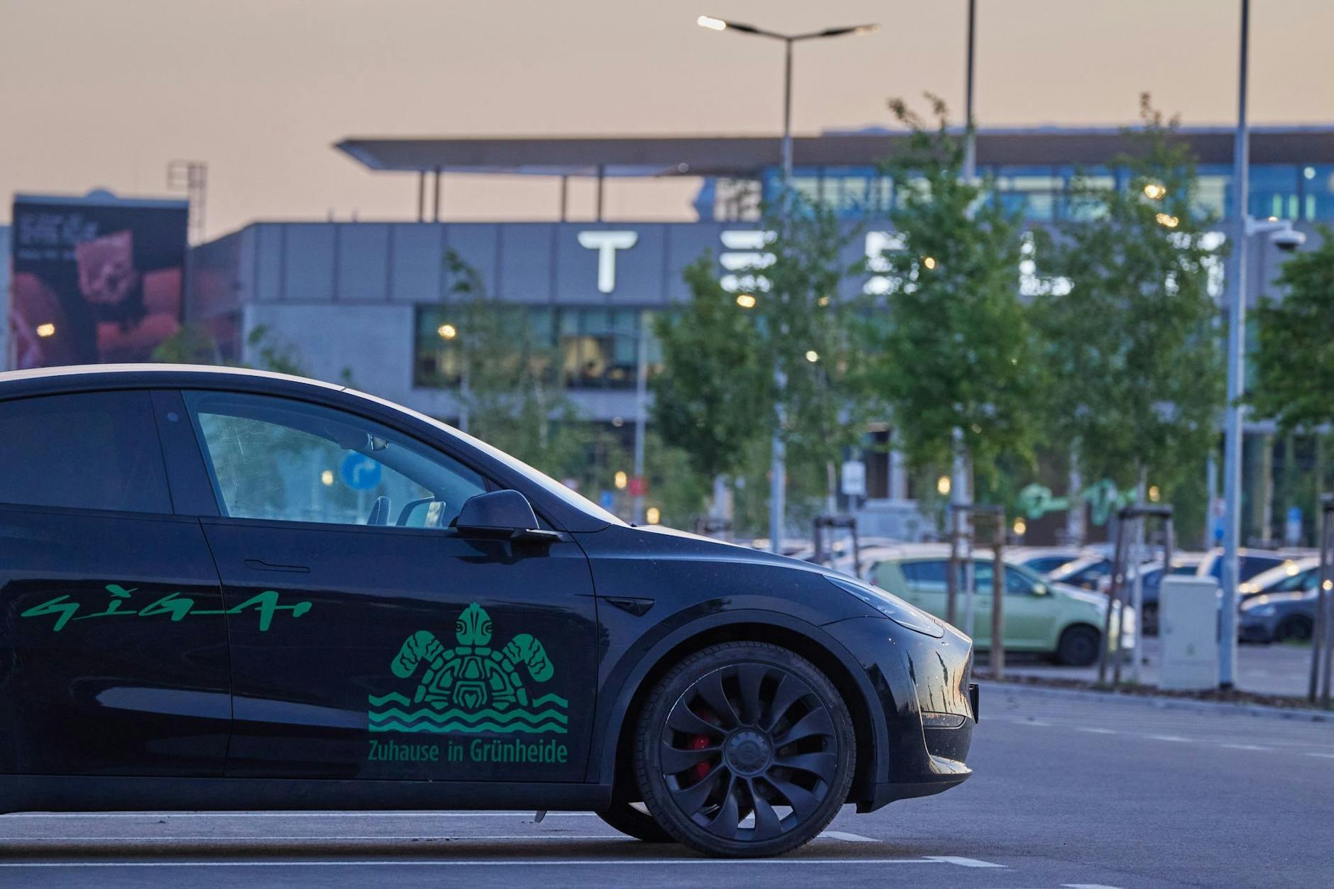 Blick auf den Ort, der seit Langem Widerstand unter Aktivisten auslöst: Der Streit um die Erweiterungspläne der Tesla-Fabrik in Grünheide geht in eine wichtige Phase. Die Gemeindevertreter wollen über die Pläne abstimmen.