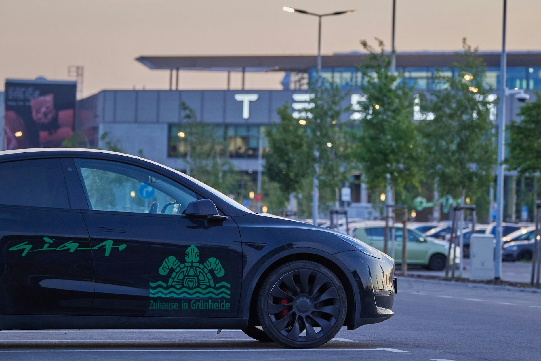 Blick auf den Ort, der seit Langem Widerstand unter Aktivisten auslöst: Der Streit um die Erweiterungspläne der Tesla-Fabrik in Grünheide geht in eine wichtige Phase. Die Gemeindevertreter wollen über die Pläne abstimmen.  