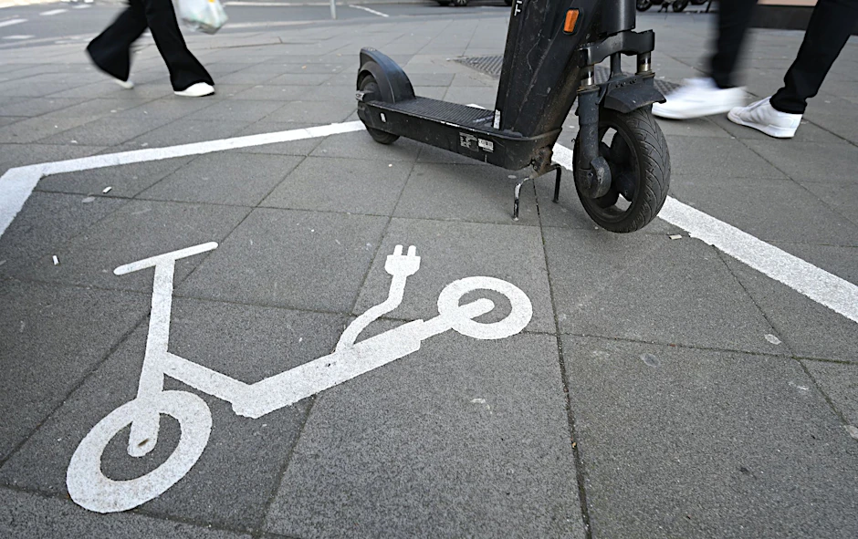 ARCHIV - Ein Piktogramm auf dem Asphalt weist auf eine Abstellfläche für E-Scooter hin.  
