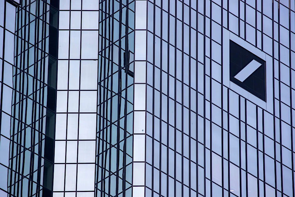 ARCHIV - Die Zentrale der Deutschen Bank im Frankfurter Bankenviertel: Die Übertragung des Kundengeschäfts der Postbank auf die Computersysteme der Deutschen Bank hat nicht reibungslos funktioniert.  