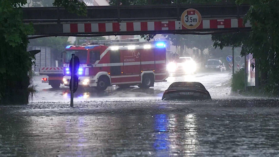 Schwere Unwetter wüteten seit den Abendstunden in der Innenstadt von Nürnberg. Die Kanalisation schaffte die Wassermassen nicht mehr. Zahlreiche Unterführungen liefen voll. Autos schwammen bis zu einem Meter im Wasser.