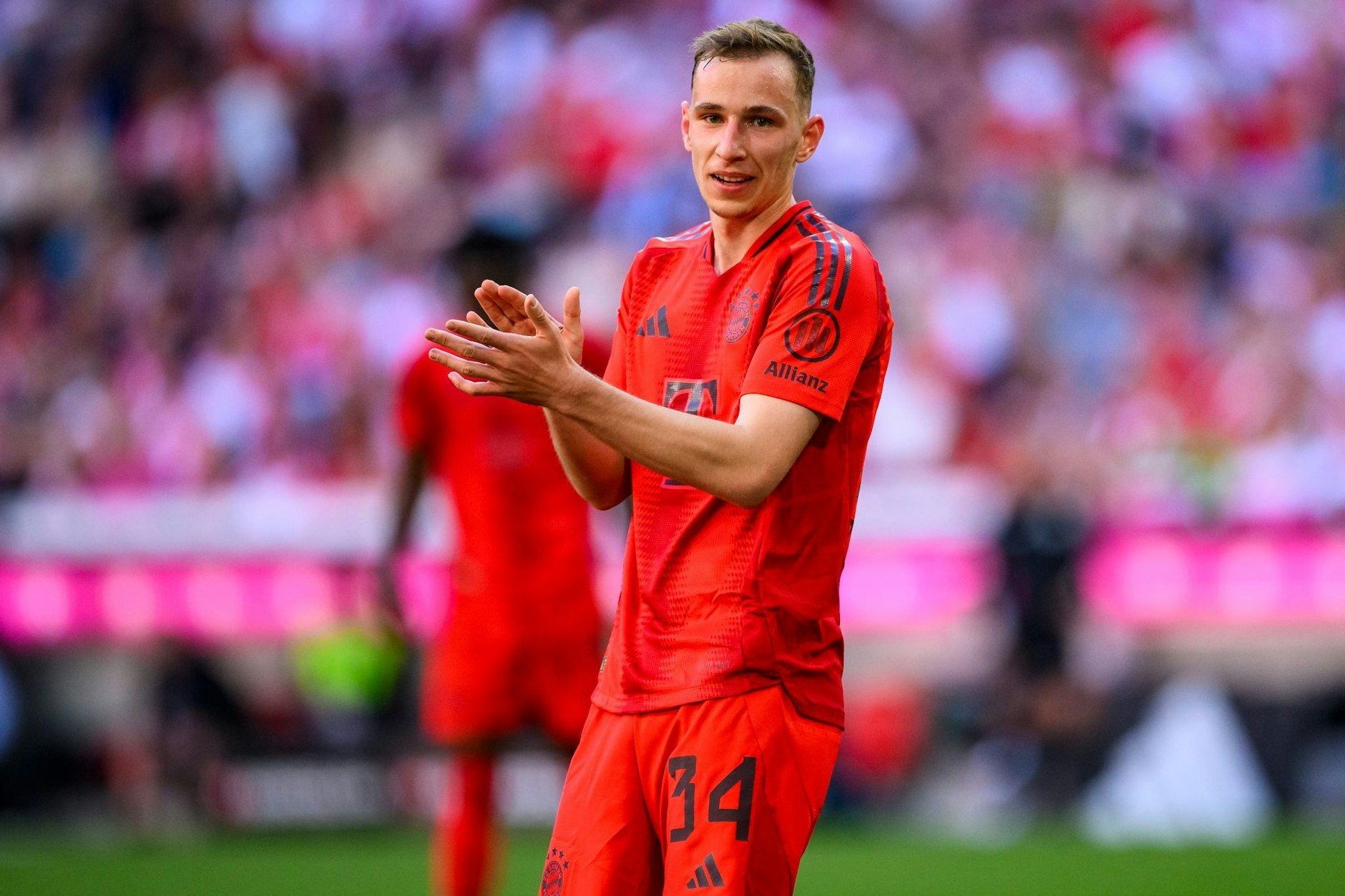 Lovro Zvonarek hat einen Profivertrag beim FC Bayern erhalten.  