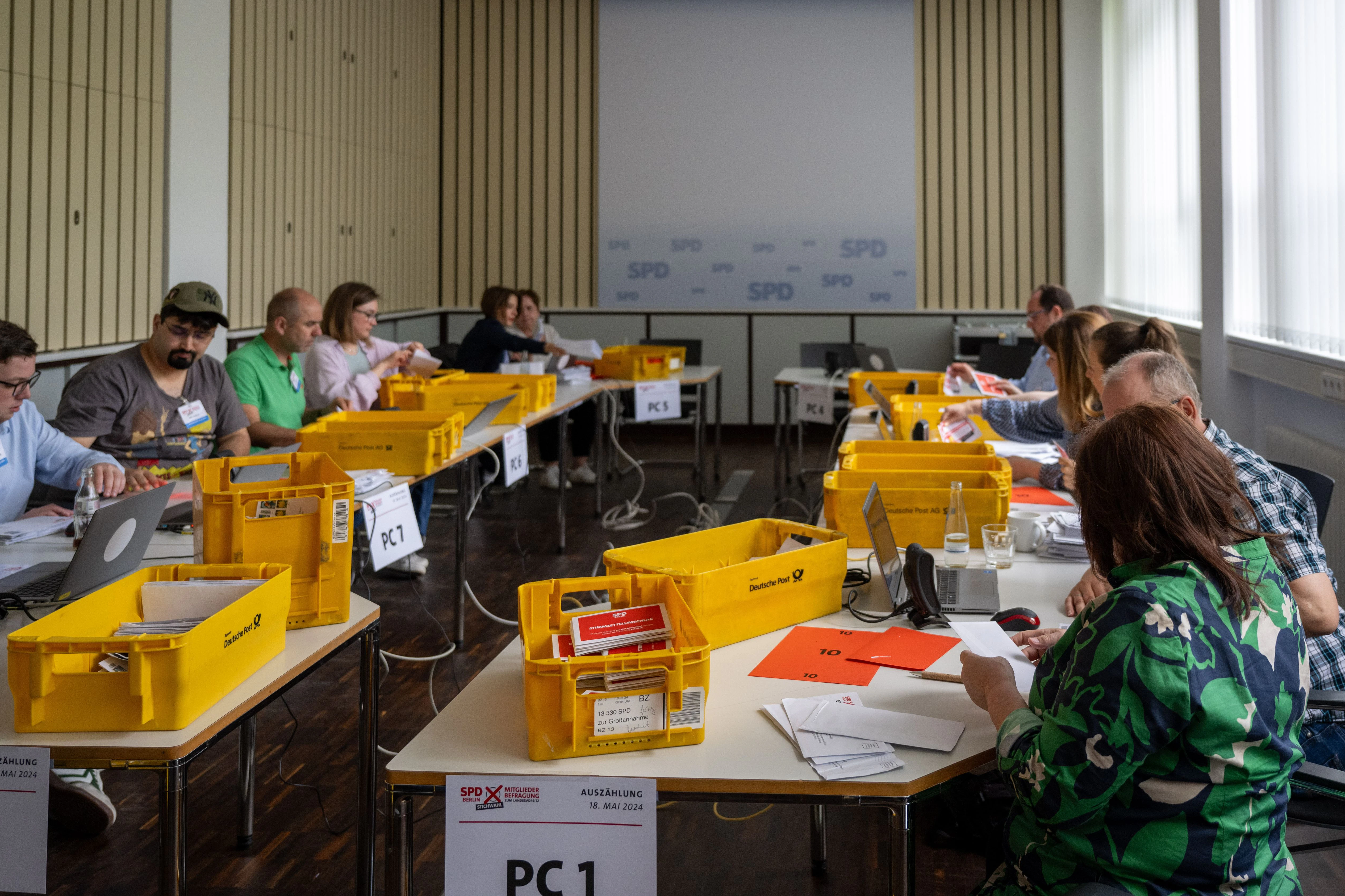 Mitglieder der Mandatsprüfungskommision arbeiten bei der Auszählung der Stichwahl zum SPD-Parteivorsitz. 