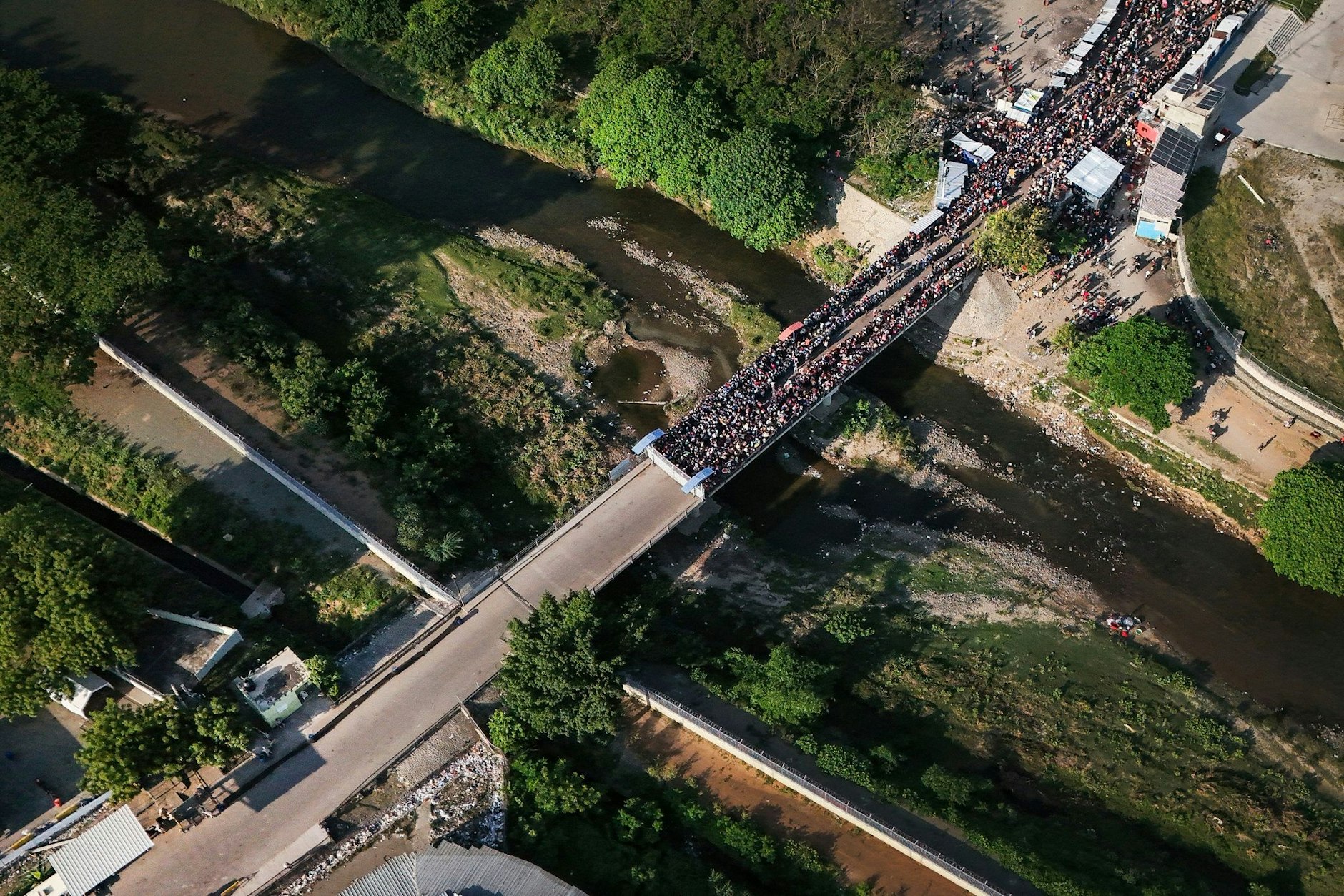 dpatopbilder - Menschen warten in Haiti darauf, dass sie in die Dominikanische Republik gelassen werden. Während Haiti von zunehmender Gewalt und politischer Unruhe heimgesucht wird, sind die Wahlen in der Dominikanischen Republik am 19. Mai von Forderungen nach einem härteren Vorgehen gegen Migranten und nach einer Grenzmauer zwischen den beiden Ländern geprägt.  