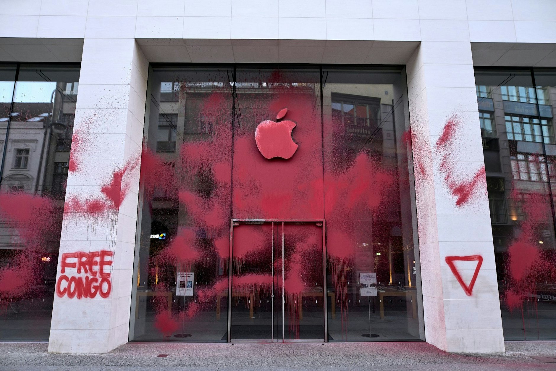 Das fällt auf: Umweltaktivisten von Scientist Rebellion haben in Berlin einen Apple-Store beschmiert. Damit wollen sie gegen die gefährlichen Arbeitsbedingungen bei der Gewinnung des für Handys und andere Produkte benötigten Rohstoffs Kobalt in der Demokratischen Republik Kongo protestieren.  