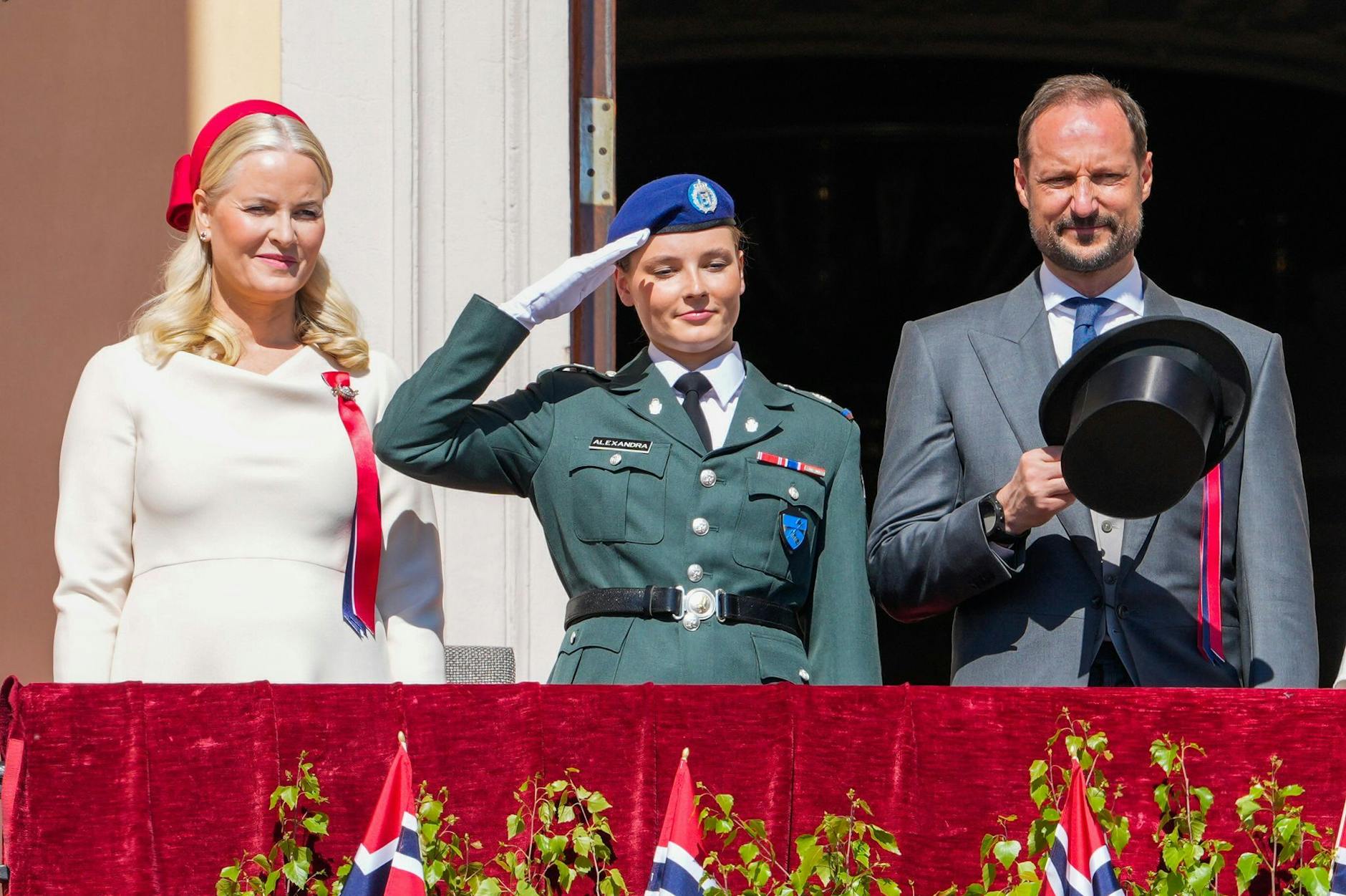 dpatopbilder - Nationalfeiertag in Norwegen: Kronprinzessin Mette-Marit (l), Kronprinz Haakon (r) und Prinzessin Ingrid Alexandra begrüßen die Menschen vom Schlossbalkon aus. Die 20-jährige Prinzessin tritt dabei erstmals in der Öffentlichkeit in Uniform auf.