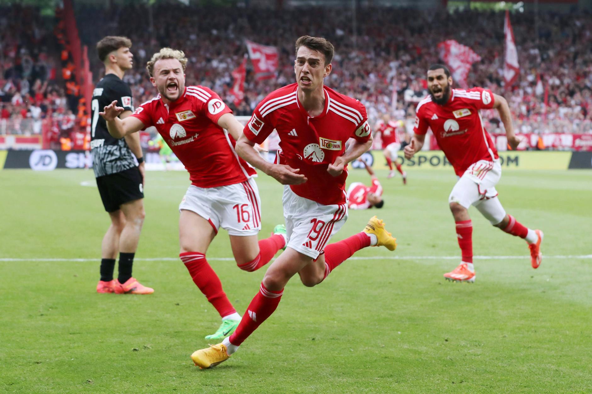 Janik Haberer jubelt nach dem 2:1 in der allerletzten Sekunde. 