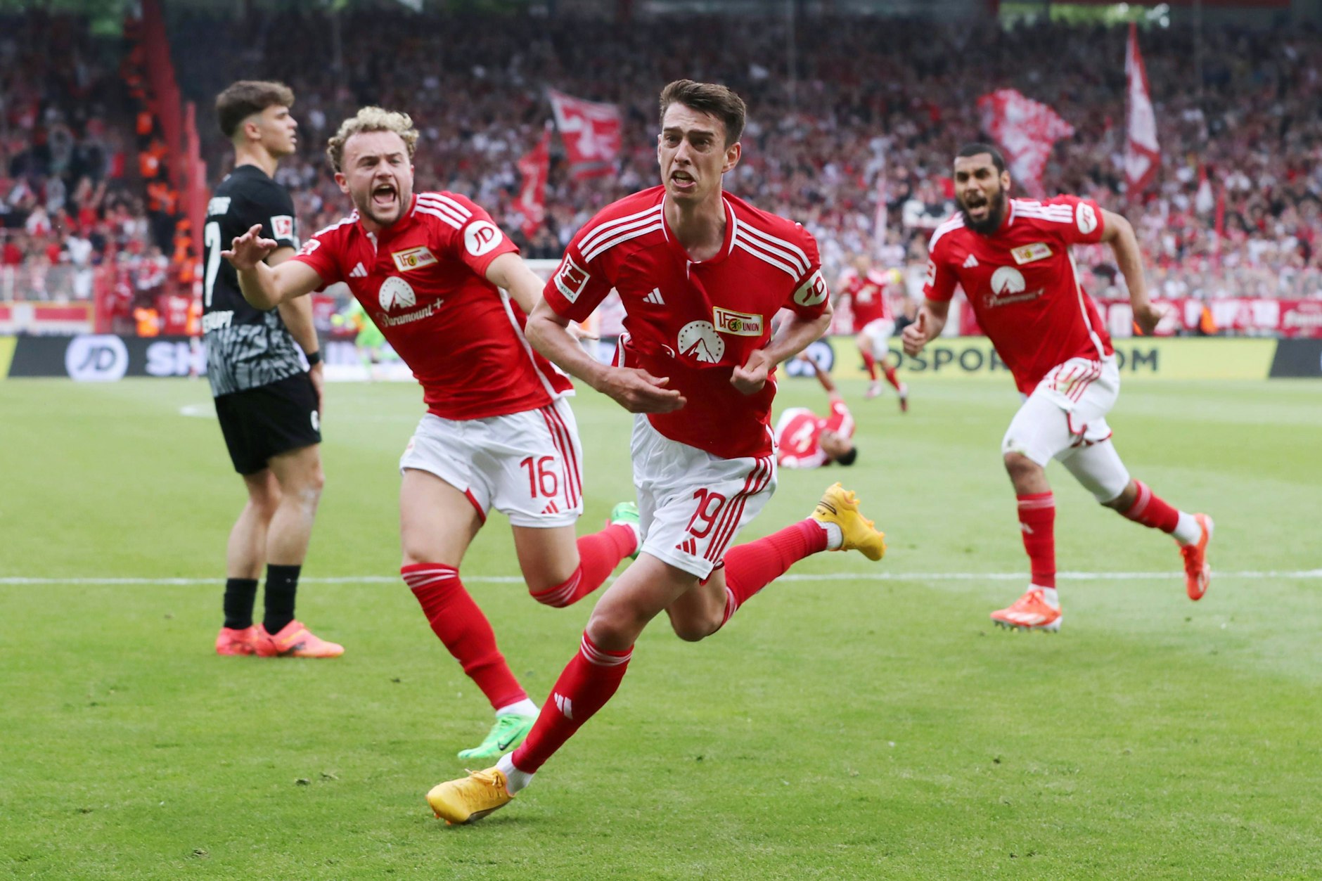 Janik Haberer jubelt nach dem 2:1 in der allerletzten Sekunde.&nbsp;