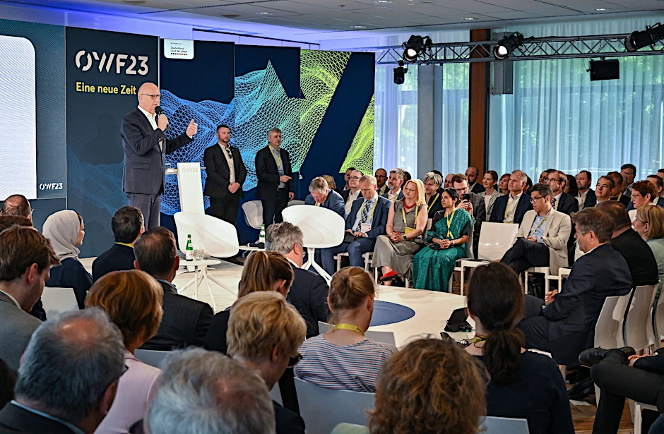 ARCHIV - Dietmar Woidke, Ministerpräsident von Brandenburg, spricht auf dem Ostdeutschen Wirtschaftsforum.  