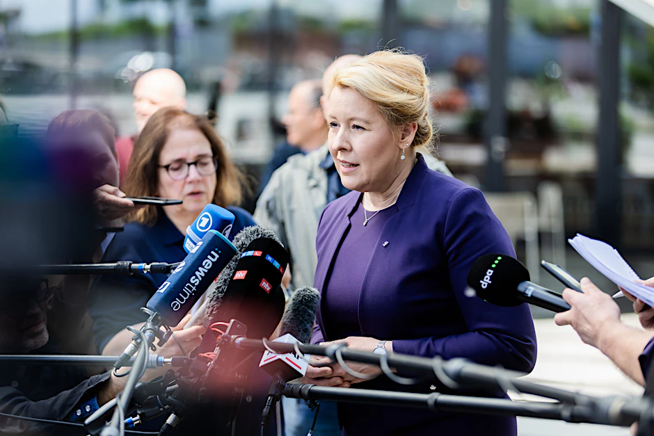 08.05.2024, Berlin: Franziska Giffey (SPD), Berliner Senatorin für Wirtschaft, Energie und Betriebe, gibt nach der Vorstellung der Solar-Kampagne «Solar zahlt sich aus» vor dem Futurium ein Pressestatement zu einem Angriff auf sie. Foto: Christoph Soeder/dpa +++ dpa-Bildfunk +++