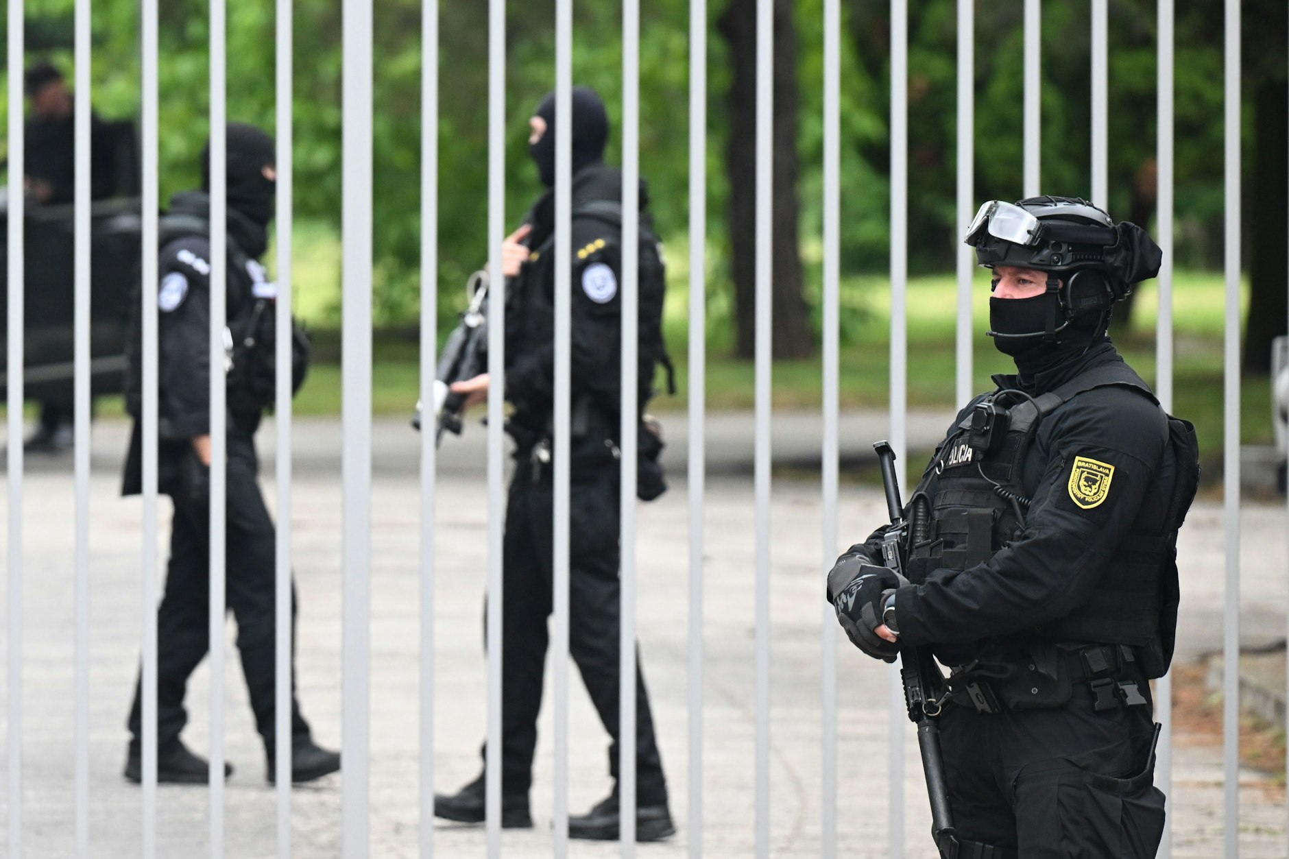 Polizisten der Notfalleinheit sichern den Transport des Angeklagten zum Strafgericht.
