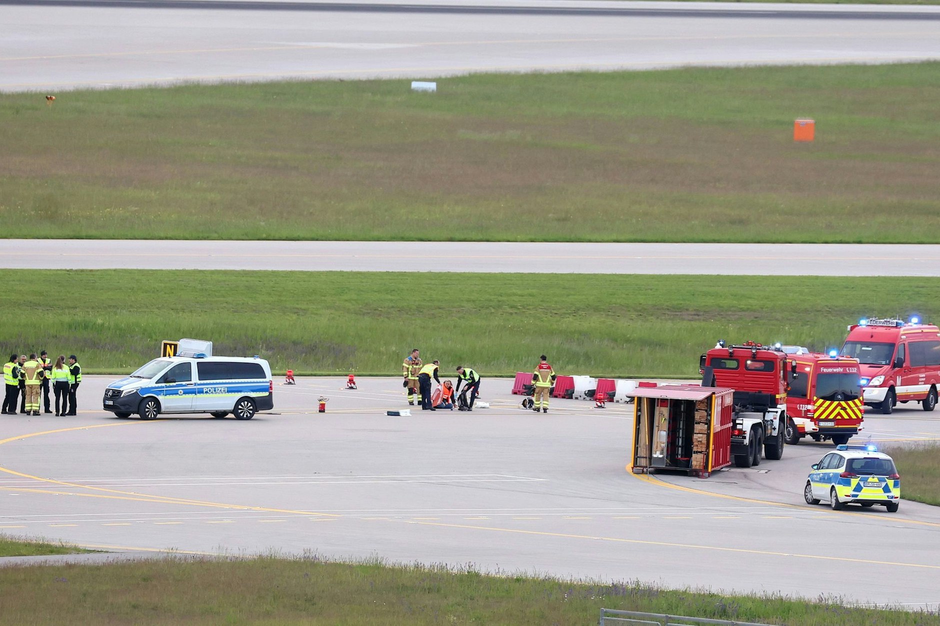 Einsatzkräfte von Polizei und Feuerwehr sind am Münchner Flughafen im Einsatz.&nbsp;