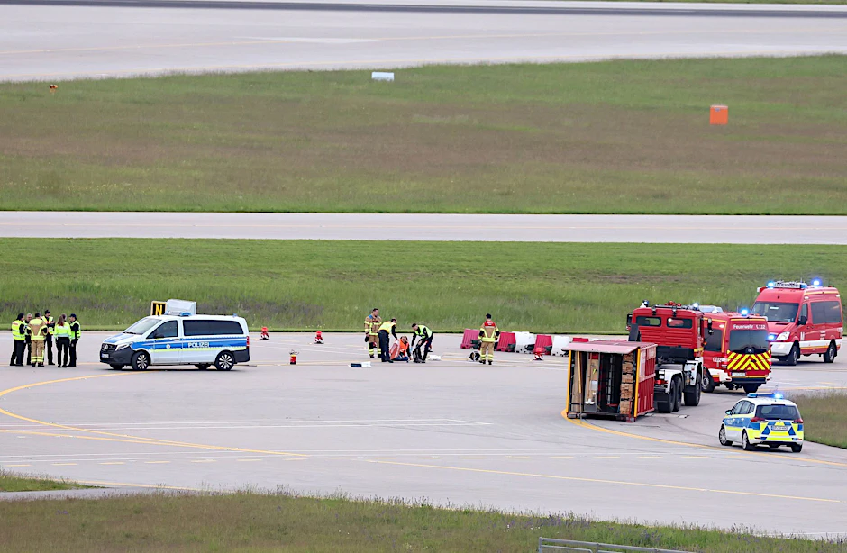 Einsatzkräfte von Polizei und Feuerwehr sind am Münchner Flughafen im Einsatz.&nbsp;