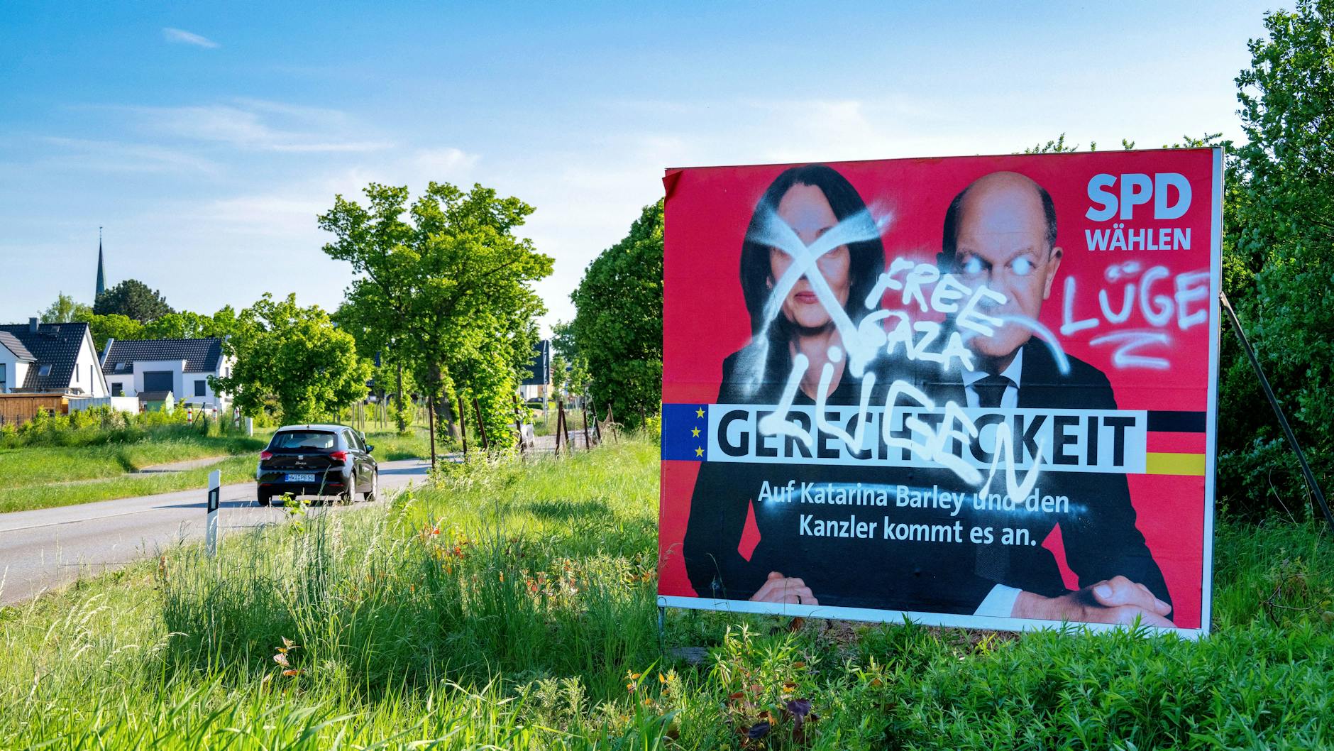 Beschädigte Wahlplakate sind vor der Europawahl keine Seltenheit.