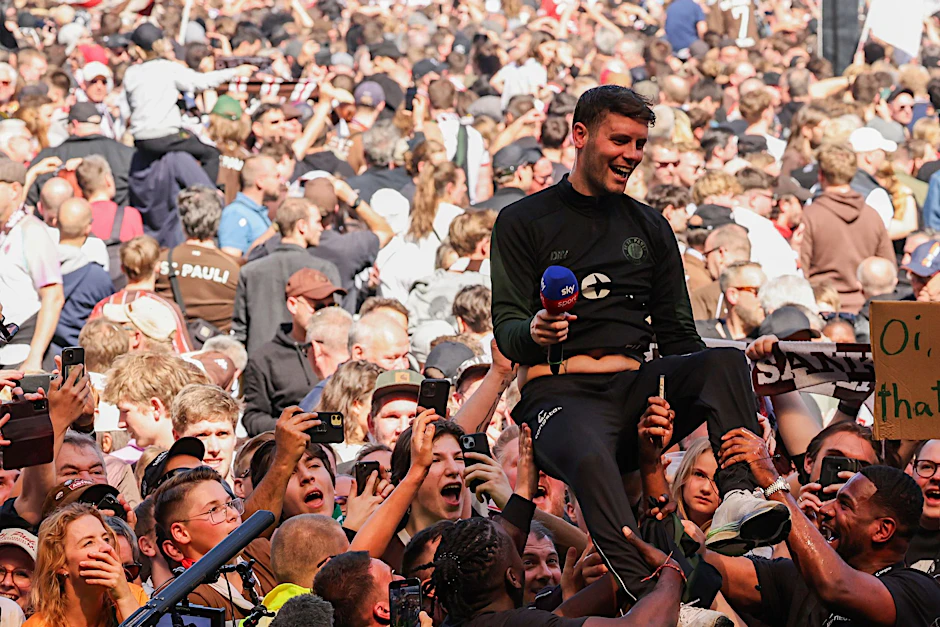 Aufstiegstrainer Fabian Hürzeler wurde von den St.Pauli-Fans gefeiert.  