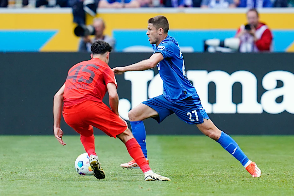 Andrej Kramaric (r.) geht an Bayerns Aleksandar Pavlovic vorbei.  