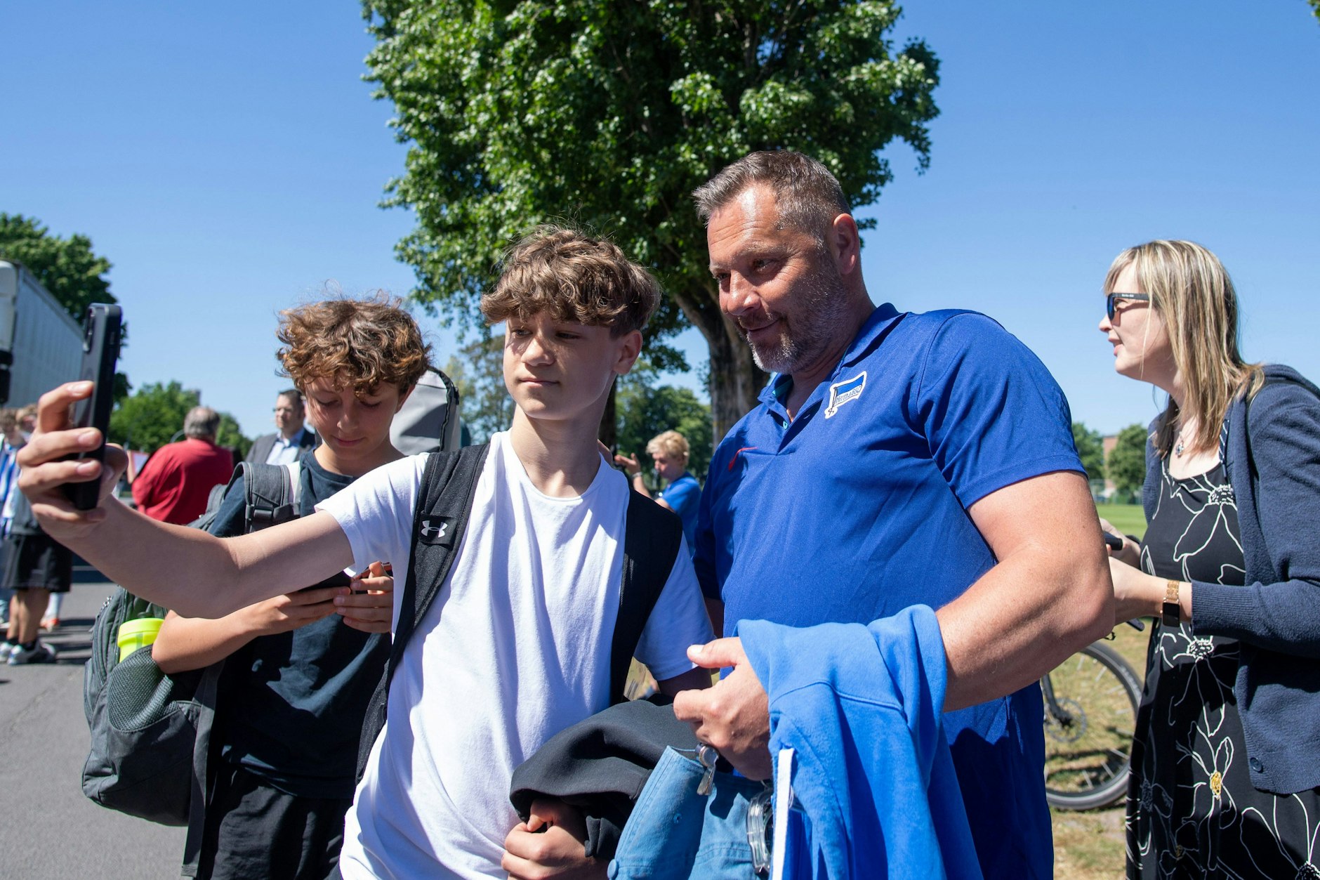 Selfies zum Abschied: Die Fans von Hertha BSC verabschiedeten sich in dieser Woche beim letzten öffentlichen Training von Liebling Pal Dardai.