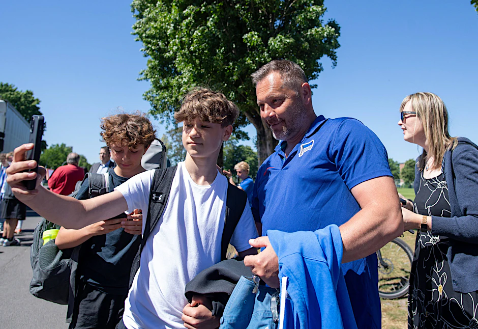 Selfies zum Abschied: Die Fans von Hertha BSC verabschiedeten sich in dieser Woche beim letzten öffentlichen Training von Liebling Pal Dardai.