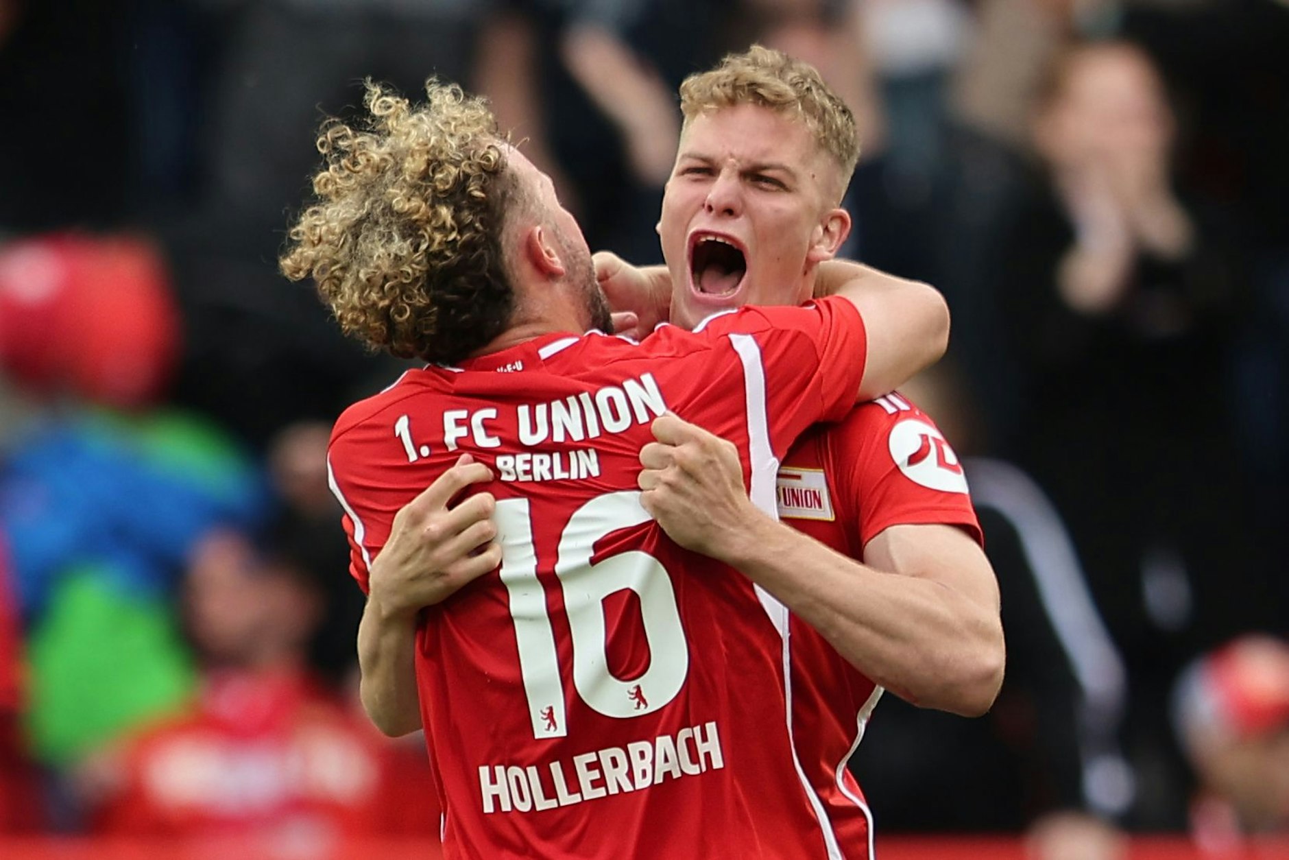 András Schäfer (r.), der auch in der nächsten Saison für Union spielen wird, schreit seine ganze Freude raus.